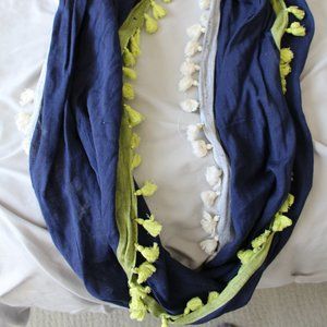 Knit circle scarf w/ tassle trim 💝